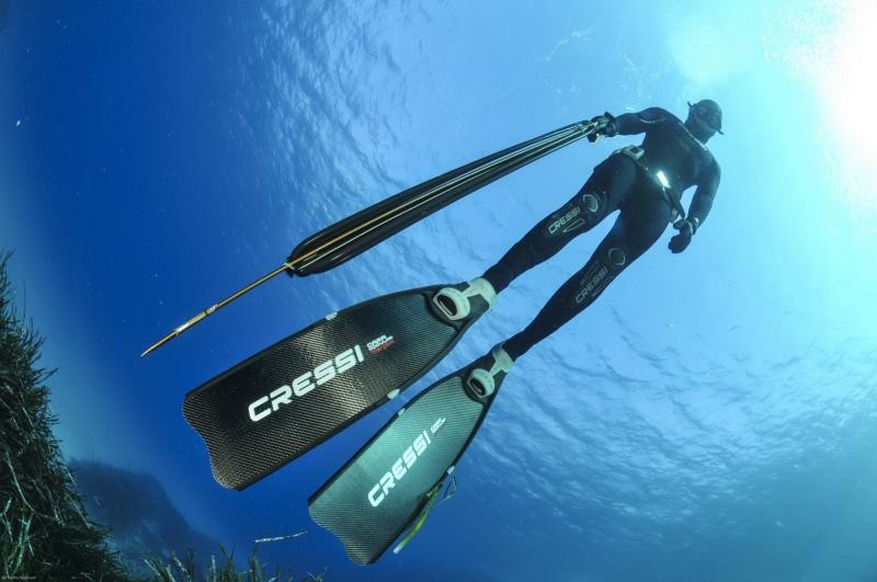 cressi speargun with blue water